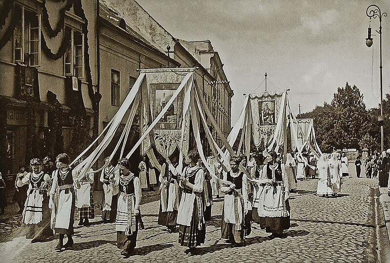 File:Lithuanian Catholic Representatives of the St. Zita Society in Vilnius in the Corpus Christi procession on Pilies street. Vilnius, 1917, Lithuania.jpg