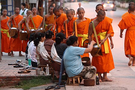 Tập tin:Luang Prabang Monks Alm Dawn 01.jpg
