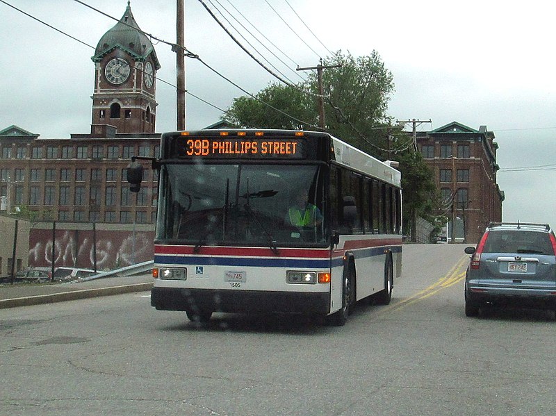 File:MVRTA route 39B bus in Lawrence, May 2017.JPG