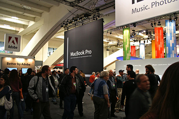 Attendees at Macworld Expo 2006 in the Moscone Center