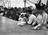 Madame Charcot et son enfant sur le pont du Pourquoi-Pas ? IV (15 août 1908).