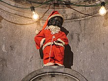 Manneken Pis vestido de Santa Claus.