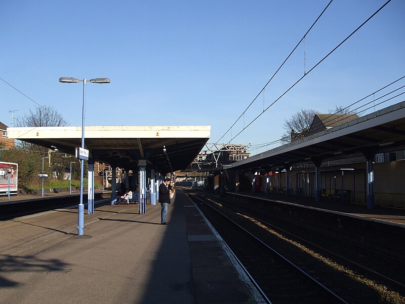 File:Manor Park stn slow look east2.JPG