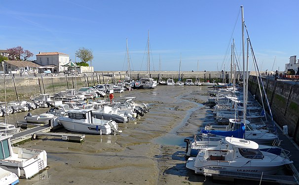 Low tide, quays of the port of La Flotte en Ré