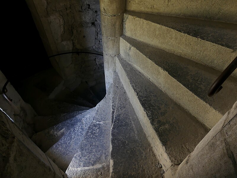 File:Marches de l'escalier du donjon de Miolans (2021).JPG