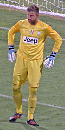 Storari i en match med Juventus 2012.