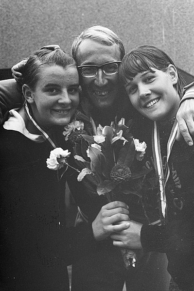 File:Marjan Janus kampioen 100 m schoolslag (rechts), Bestanddeelnr 921-5530.jpg