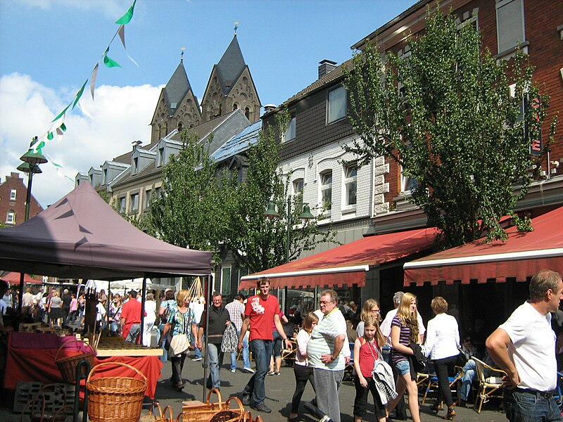 File:Marktplatz Schlebusch.JPG