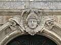 Maison place de la Libération, mascaron au-dessus de la porte.