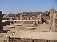 Ruin of the royal palace at Medinet Habu - audience hall. Medinet Habou palais RIII 02.jpg