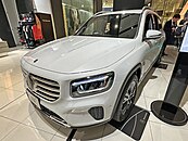 Mercedes-Benz GLB 180 (5BA-247684M) front.jpg