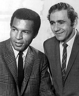 Constantine (derecha) junto a Lloyd Haynes en Room 222 (1969)