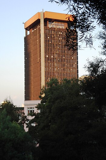 En la torre del complejo está ubicado el Ministerio de Defensa Nacional de Chile.