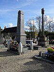 Dorffriedhof mit Kreuz und Denkmal für die Gefallenen