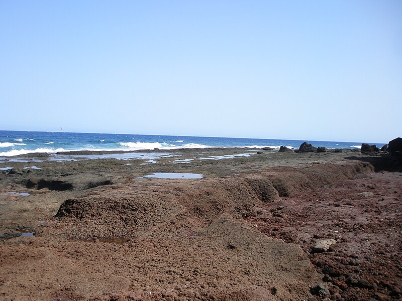 File:Montaña roja mar 2.JPG