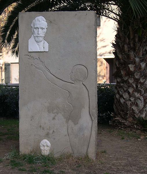 File:Monumento a Ignaci Iglésias.jpg