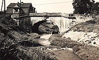 Istniejący do lat 60. XX w. Most Sierakowskiego (w jego miejscu znajduje się obecnie ponad dwukrotnie szerszy most drogowy, który leży w ciągu al. 29 Listopada)