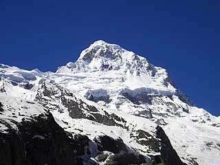 Mount Neelkanth viewed from junction of Satopanth Glacier and Bhagirathi Kharak Glacier.JPG