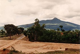 Vue du mont Popa et du Taung Kalat sur la gauche.