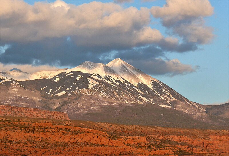 File:Mount Tukuhnikivatz sunset.jpg