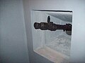 Atrapa karabinu maszynowego MG-34 w ścianie muzeum