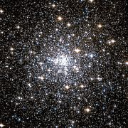 ハッブル宇宙望遠鏡によって撮像された球状星団NGC 6752。