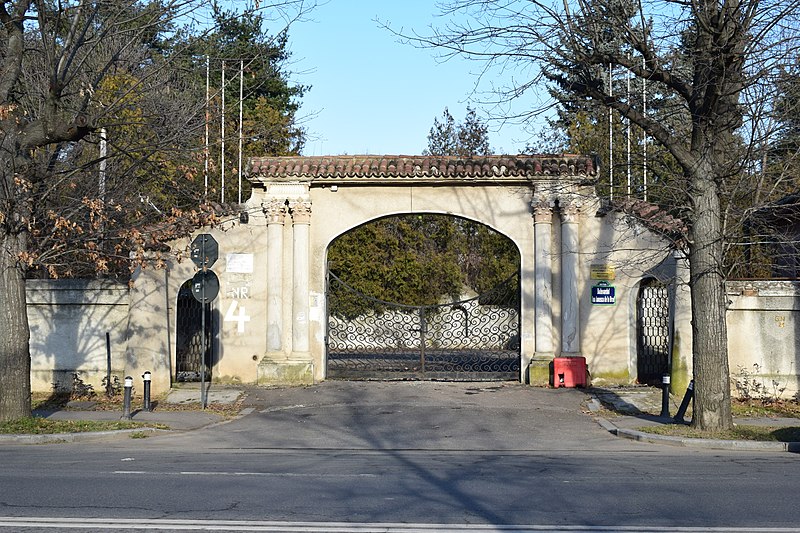 File:Nae Ionescu Ion Antonescu Villa Bucharest Băneasa gate 1.jpg