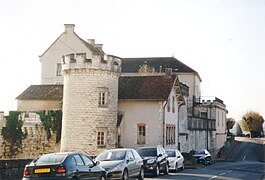 La tour ronde ; au fond à droite la place Paul Bert.