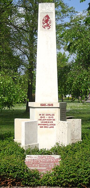 File:Olst 40-45Monument voor.jpg