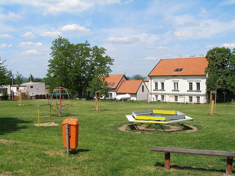 File:Osluchov, hřiště.jpg