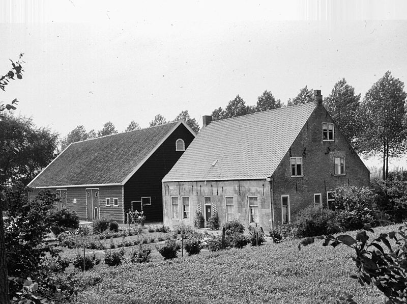 File:Overzicht van de voorgevel en de rechter zijgevel van de boerderij met schuur - Nisse - 20383682 - RCE.jpg