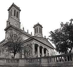 Église Saint-Vincent-de-Paul vue depuis le bas de la rue Fénelon.