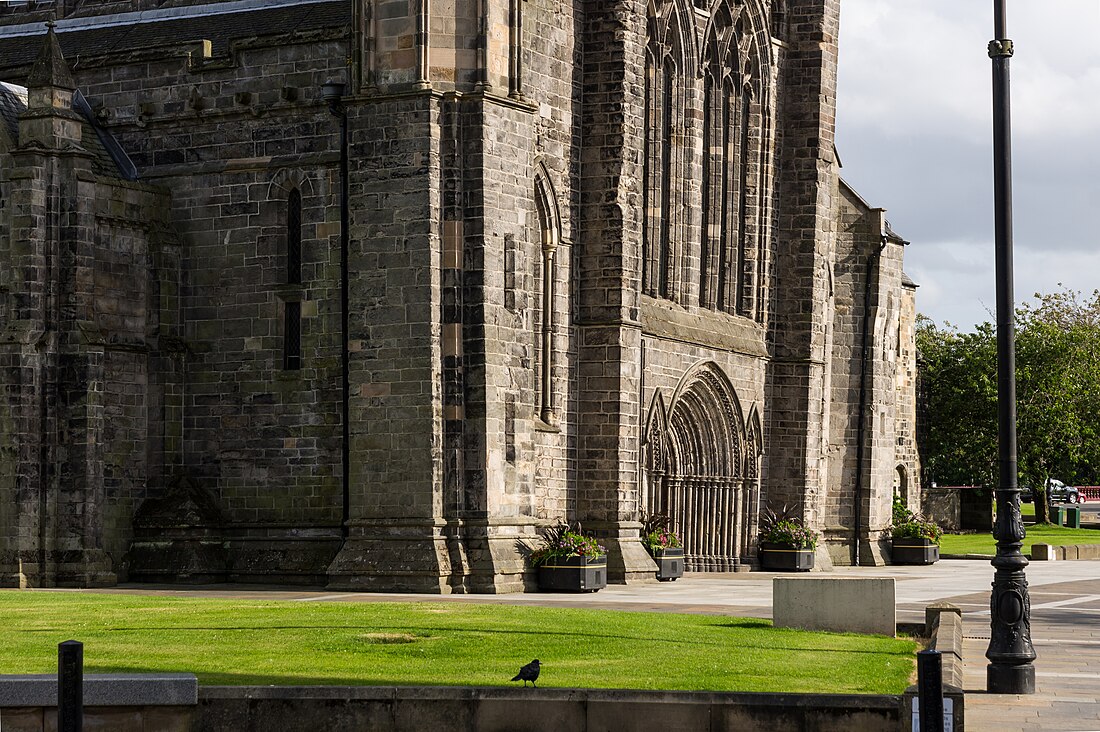 File:Paisley Abbey from North West - Base of leaning western gable.jpg