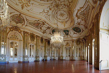 O salão de baile, onde os ornamentos rococó de Robillon são comparáveis ao do amalienburg do Palácio Nymphenburg