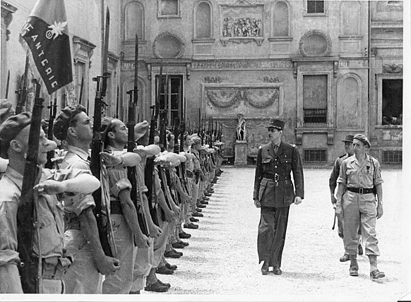28. Juni 1944 - Die 13. DBLE ehrt General de Gaulle.  Der Chef des Bataillons Arnault präsentiert die Truppen in Anwesenheit von General Juin.