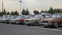 Автомобили Paykan на парковке Тегерана