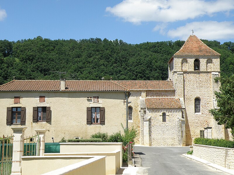 File:Pescadoires Village.JPG