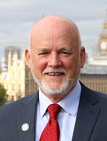 Питер Томсон в штаб-квартире IMO в Лондоне - 2017 г. (37102010524) (обрезано) .jpg