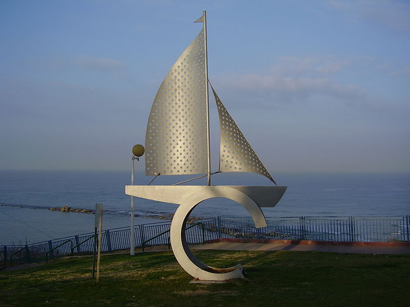 File:PikiWiki Israel 11566 sailing boat in bat yam promenade.jpg