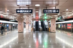 Platform of L10 Dahongmen Station (20210227165720).jpg