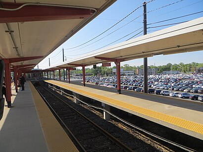 Pocket track at Ferry Avenue station, May 2018.jpg