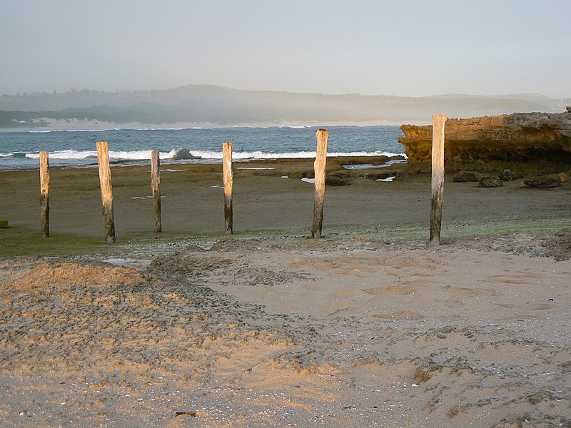 File:Poles in the sunset - panoramio.jpg