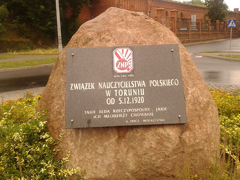 File:Pomnik na Placu Związku Nauczycielstwa Polskiego w Toruniu.jpg