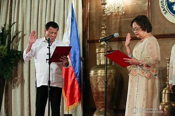 Duterte administers the oath of Chief Justice Teresita de Castro on August 31, 2018, to fill in the position of Maria Lourdes Sereno, whose appointmen