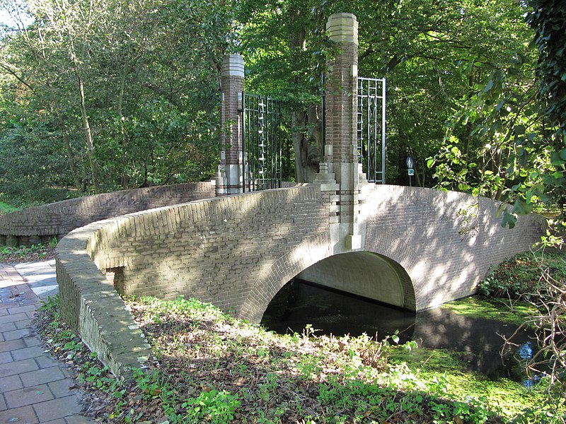 File:RM510697 Den Haag - Marlot (brug met toegangshek).jpg