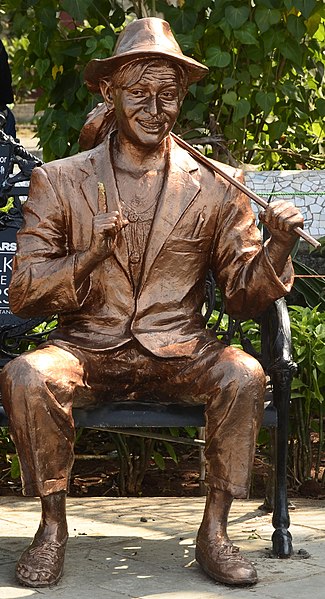 File:Raj Kapoor's statue at Bombay's Walk of Stars.jpg