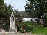 Čeština: Kaplička u čp. 10 ve vsi Raveň v okrese Český Krumlov, Jihočeský kraj. English: Wayside shrine at house No 10 in the village of Raveň, Český Krumlov District, South Bohemian Region, Czech Republic.