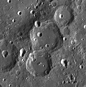 Снимок зонда Lunar Rec. Кратер Разумов в центре снимка, в нижней части – кратер Петропавловский, слева вверху кратер Ландау.