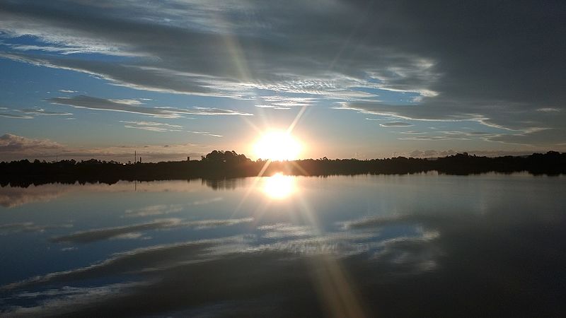 File:Reflexo por do sol na agua com nuvens.jpg