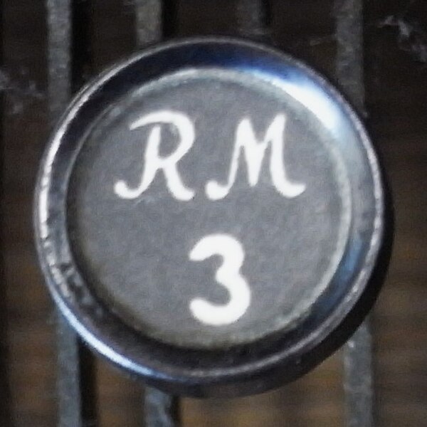 File:Reichsmark-sign-on-1936-typewriter-Triumph-Standard-12-key.jpg